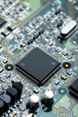 Carte électronique avec microcontrôleur et composants