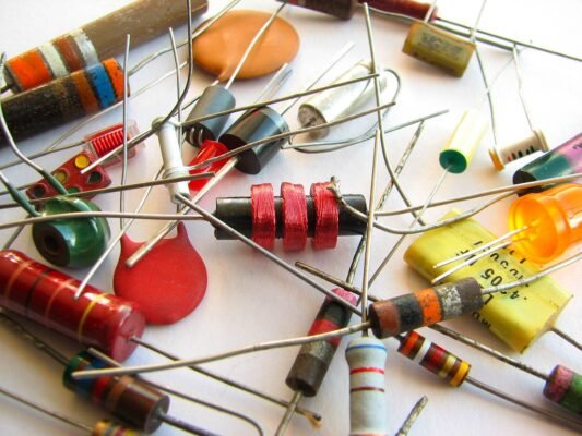 Assortiment de composants passifs : résistances, condensateurs et inductance