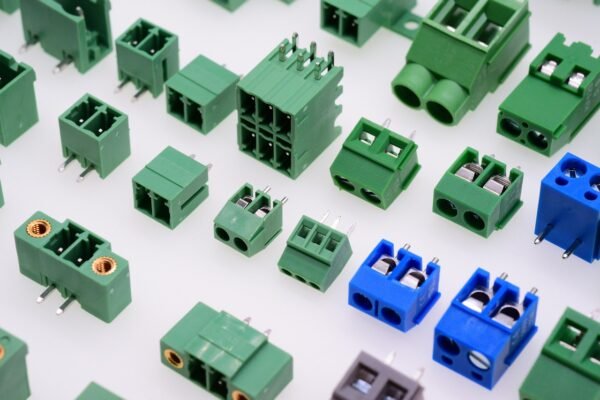 Assortiment de connecteurs et borniers à vis pour circuit imprimé