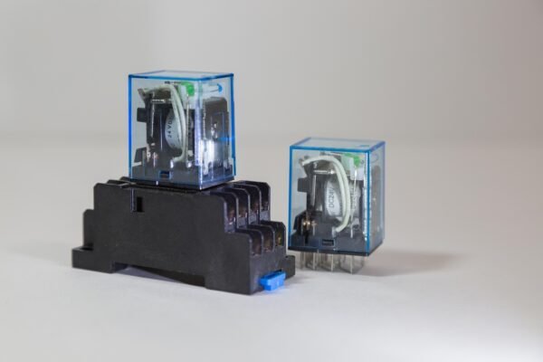 Relais électromécaniques 24 V DC avec embase pour rail DIN