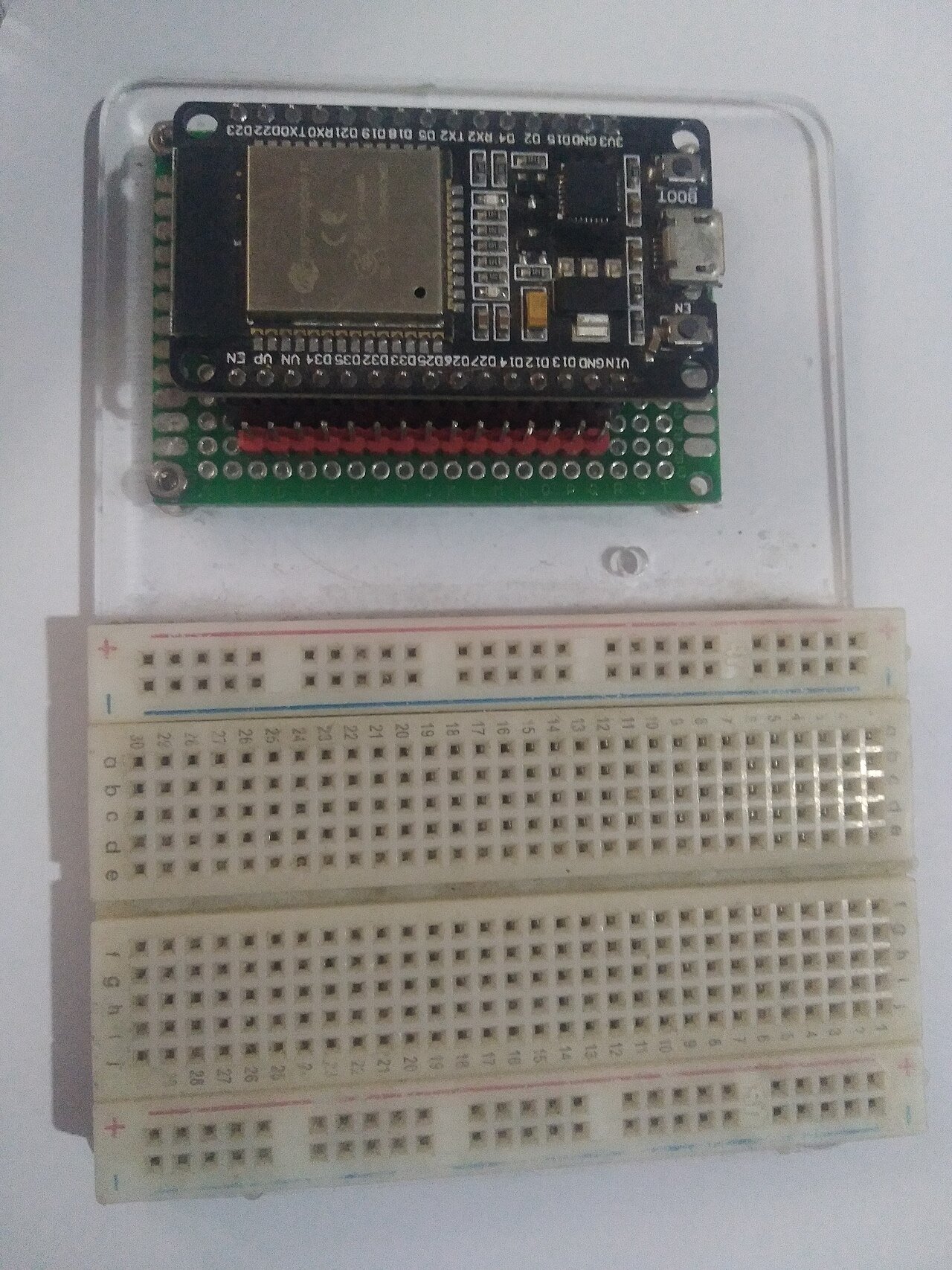Carte ESP32 montée sur plaque de prototypage avec mini breadboard