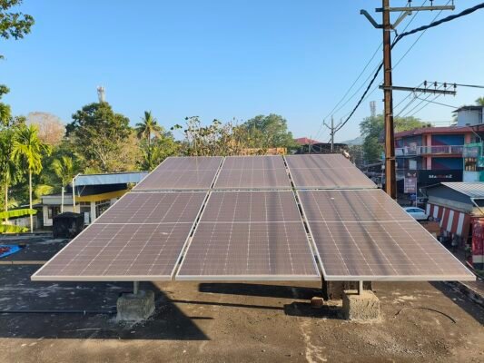 Panneaux solaires photovoltaïques installés sur le toit-terrasse d’une maison