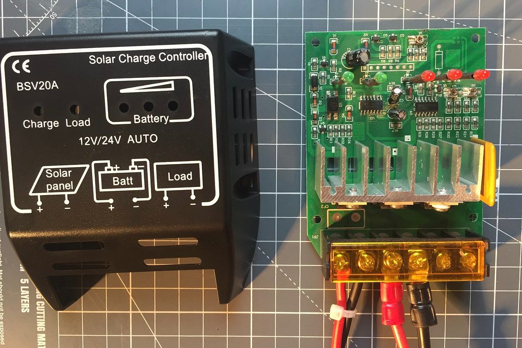 Régulateur de charge solaire 12/24 V à côté de sa carte électronique démontée