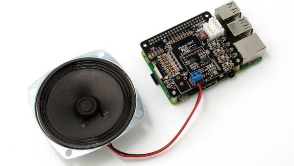 Carte d’extension audio montée sur un Raspberry Pi et reliée à un haut-parleur, base d’un assistant vocal fait maison