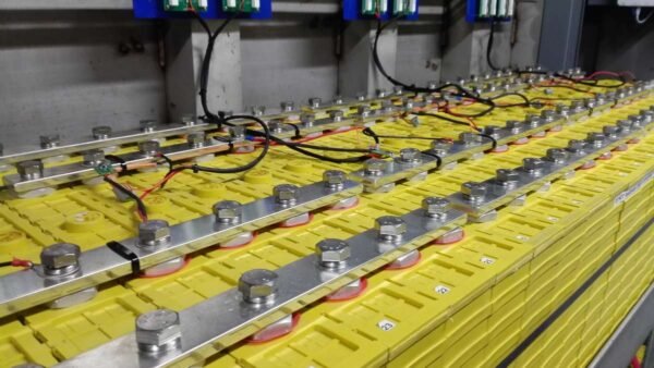 Cellules de batterie lithium-fer-phosphate (LiFePO4) reliées en série par des barres de connexion, avec cartes de surveillance