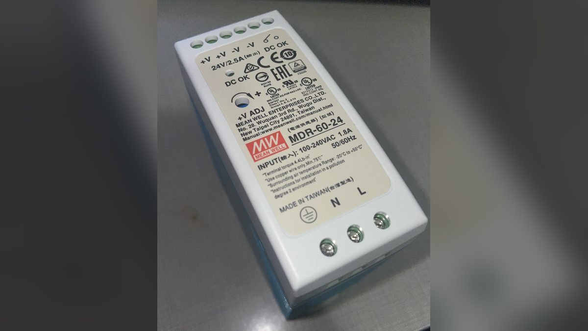 Alimentation rail DIN Mean Well 24 V avec ses bornes de sortie +V et -V, le réglage +V ADJ, le voyant DC OK et les bornes d’entrée L, N et terre