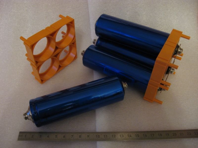 Cellules LiFePO4 cylindriques 38120 avec supports plastiques pour assembler un pack batterie
