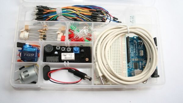 Boîte de rangement ouverte contenant une carte Arduino, une breadboard, des fils, des LED, des résistances, un servomoteur et d'autres composants pour débuter