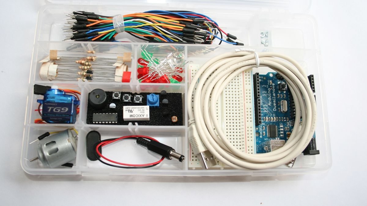Boîte de rangement ouverte contenant une carte Arduino, une breadboard, des fils, des LED, des résistances, un servomoteur et d'autres composants pour débuter