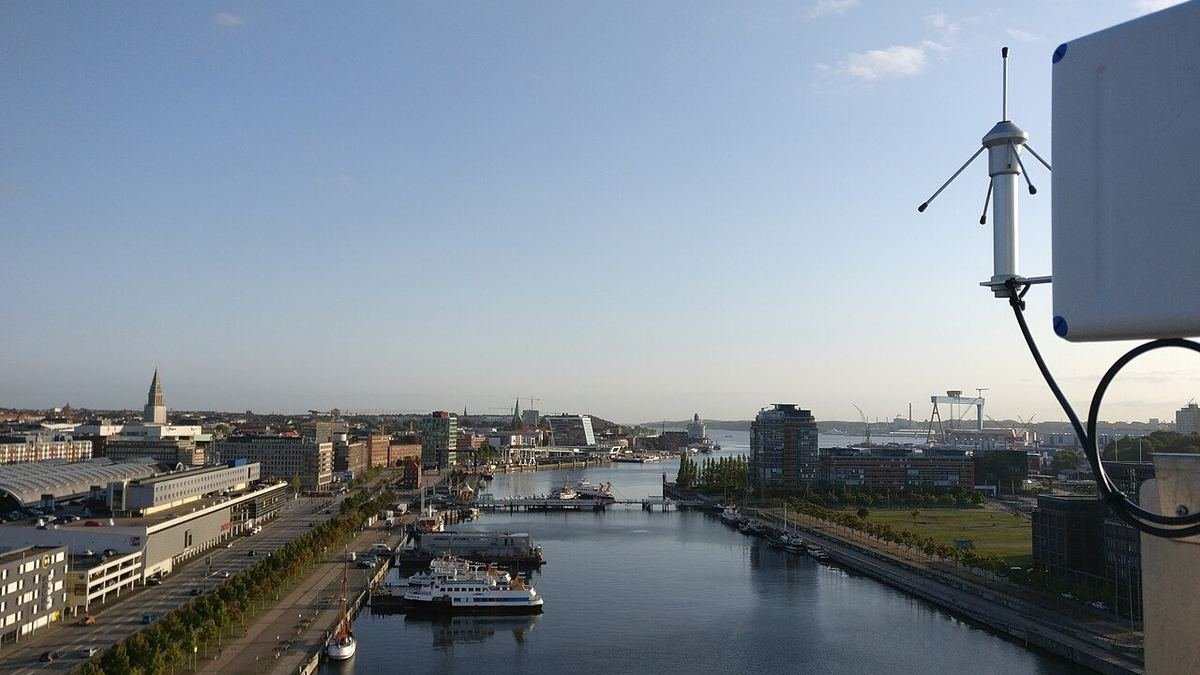 Passerelle LoRaWAN de la communauté TTN installée sur un toit avec vue sur le port de Kiel