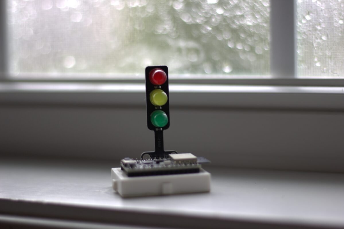 Prototype ESP32-C3 sur breadboard avec module LED feu tricolore