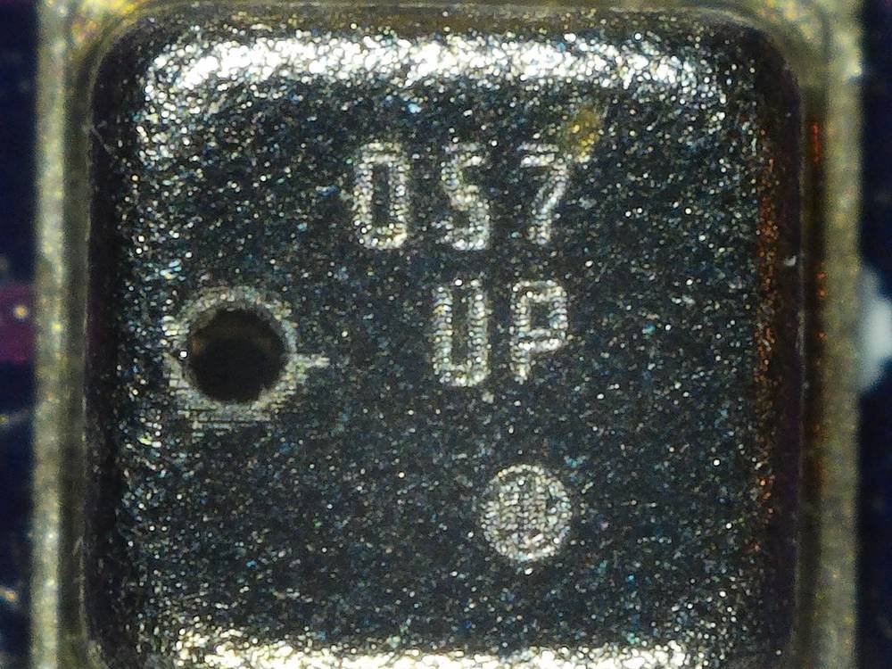 Gros plan sur la puce Bosch BME280, un petit boîtier métallique carré avec un trou d’aération rond