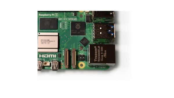 Carte Raspberry Pi 5 vue de dessus avec ports USB, Ethernet, micro-HDMI et connecteur GPIO 40 broches