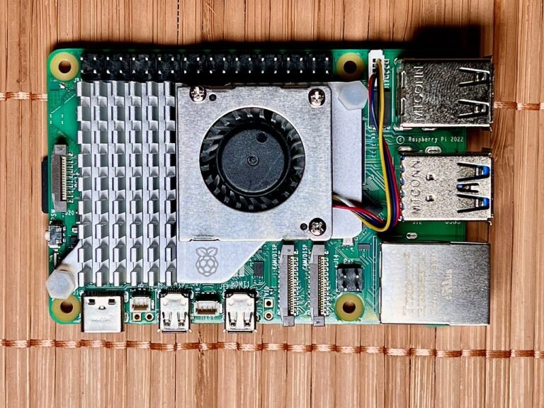 Raspberry Pi 5 vu de dessus avec son ventirad actif : dissipateur en aluminium et petit ventilateur branché sur le connecteur FAN