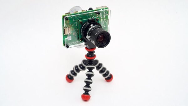 Raspberry Pi avec caméra HQ montée sur un mini trépied, prête pour la vision par ordinateur