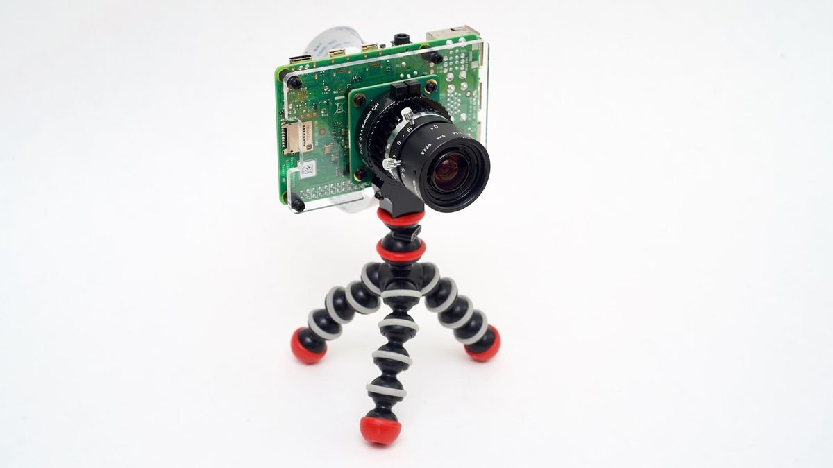 Raspberry Pi avec caméra HQ montée sur un mini trépied, prête pour la vision par ordinateur