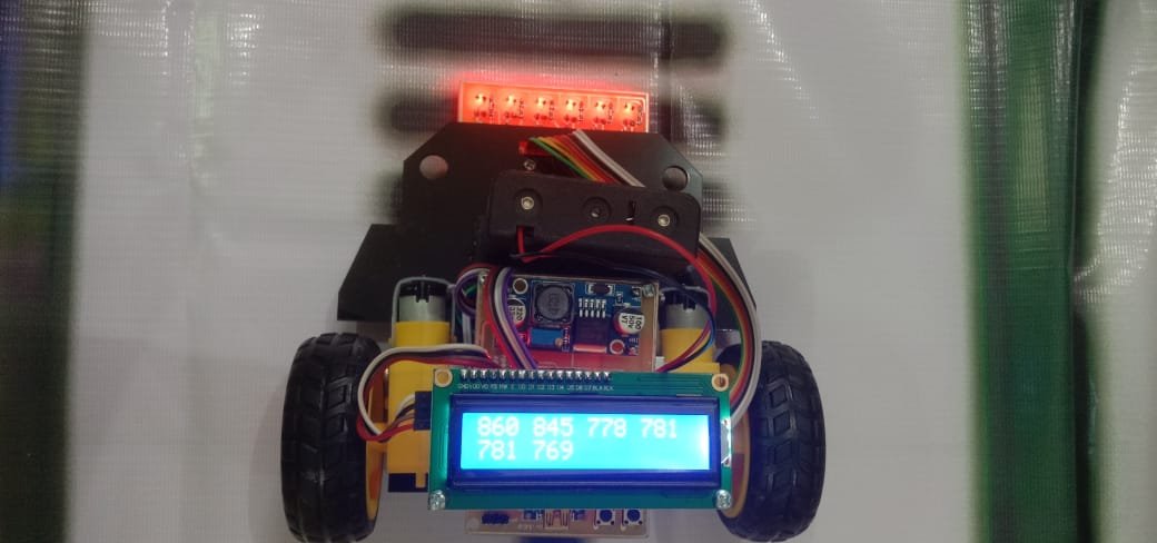 Prototype de robot suiveur de ligne à 6 capteurs avec écran LCD