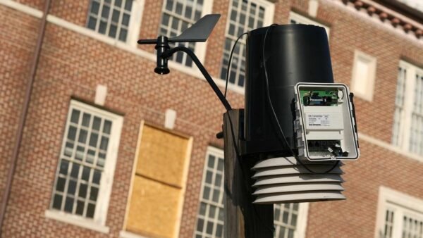 Station météo connectée avec girouette, pluviomètre et abri de capteurs