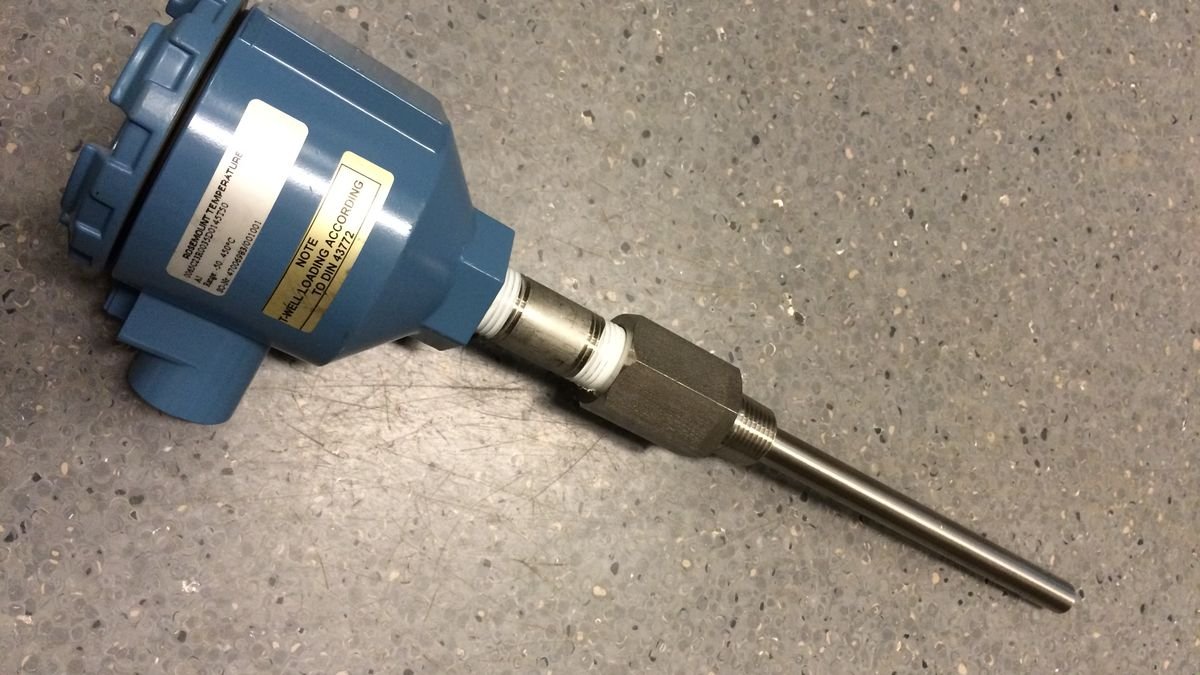 Transmetteur de température industriel bleu avec sa sonde inox (doigt de gant), un capteur typique à sortie 4-20 mA